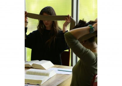 La bonne manière de poser des questions - a Performance Artowrk by Zhenyu Wu